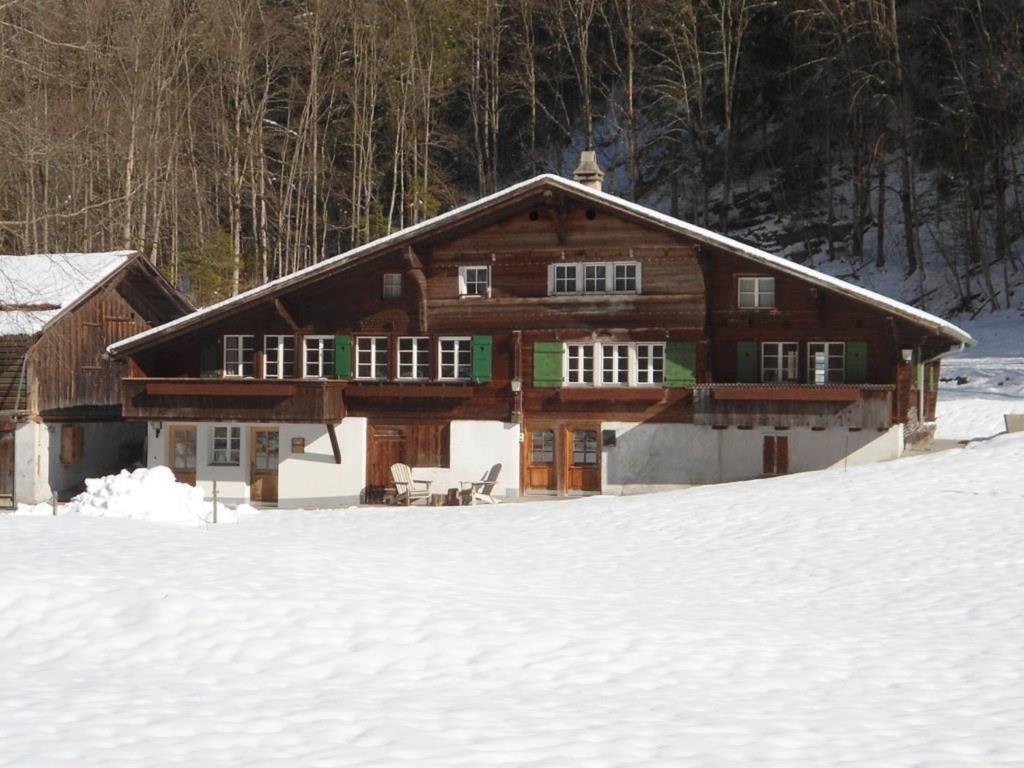ein Holzhaus im Schnee im Schnee in der Unterkunft Lengwald, Ferienwohnung - b48647 in Stechelberg