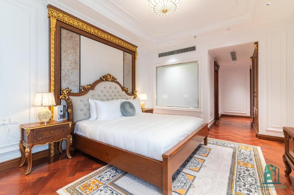 Postel nebo postele na pokoji v ubytování Luxe Paradise Suite Hotel Trich Sai