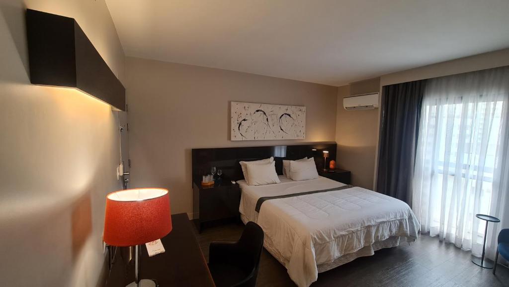 En eller flere senge i et værelse på Hotel Boutique Itaim