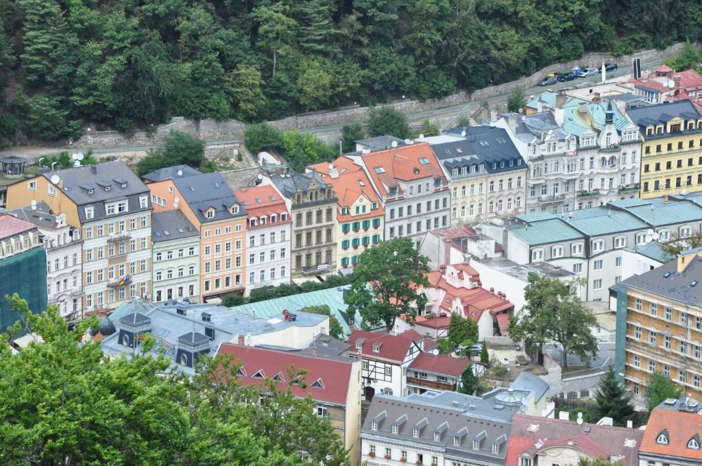 Nespecifikovaný výhled na destinaci Karlovy Vary nebo výhled na město při pohledu z hotelu