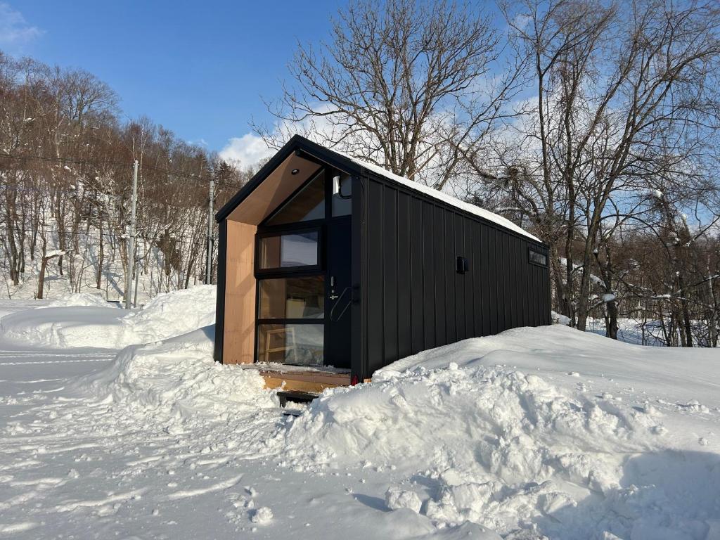 una pequeña cabaña en la nieve con nieve alrededor en EL CAMINO Makkari, en Makkari