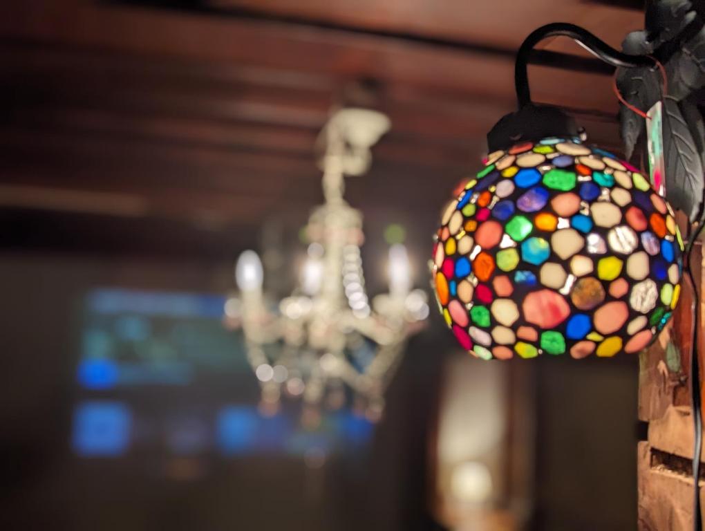 una lámpara de araña con una bola de colores colgando de una pared en CASA DE YOSHI MIHATACHOU 一棟貸 en Yamagata