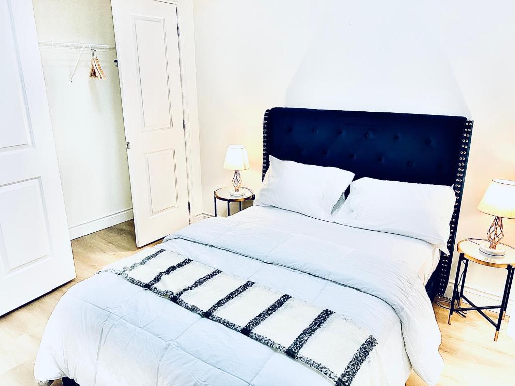 um quarto com uma cama grande e uma cabeceira azul em LaVida Exclusive Guest House (Rm #3) em London