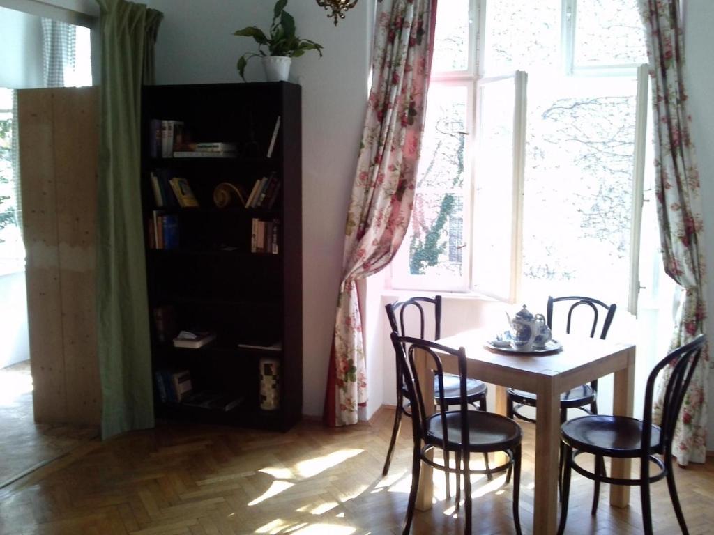 ein Esszimmer mit einem Tisch, Stühlen und einem Fenster in der Unterkunft Wohnung in Hernals mit Garten - b48752 in Wien
