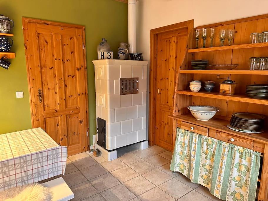 cocina con armarios de madera y fogones en una habitación en Schmuckstück in der Griese Gegend 