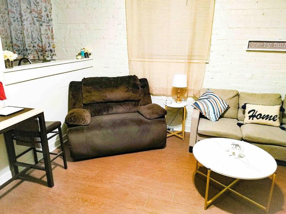 Apartment Brick Beauty Downtown RVA, Queen bd,mins to VCU, Richmond, VA