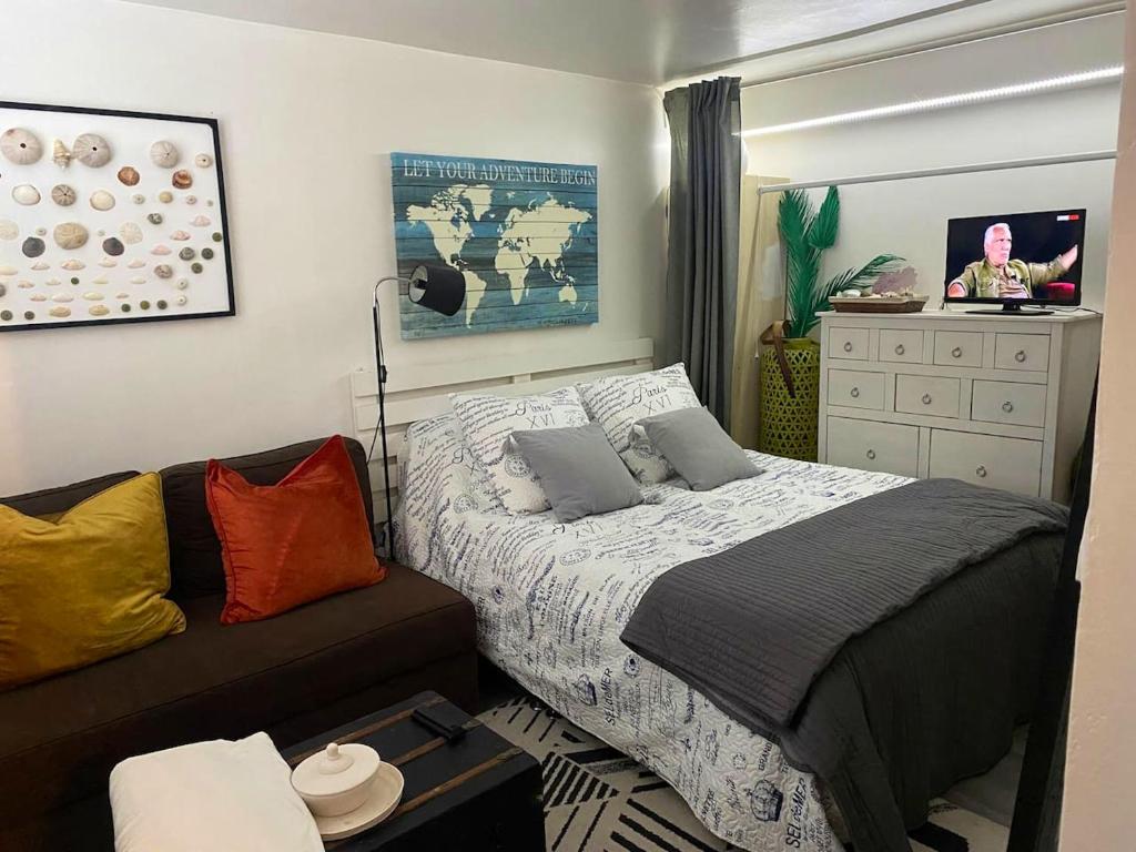 um quarto com uma cama e um sofá em Appartement d'une chambre avec jardin amenage et wifi a Corbeil Essonnes em Corbeil-Essonnes