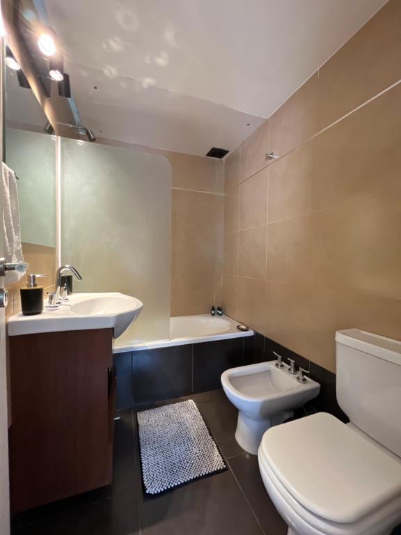 a bathroom with a toilet and a sink and a tub at Departamento Premium en Belgrano con Pileta in Buenos Aires