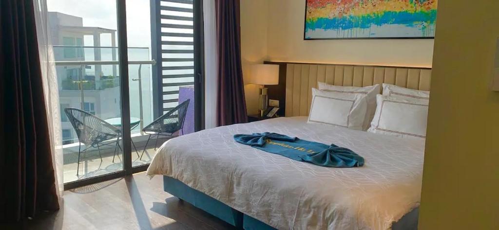 uma cama num quarto com uma grande janela em Chain of rooms best Western Premier Sapphire Halong em Ha Long