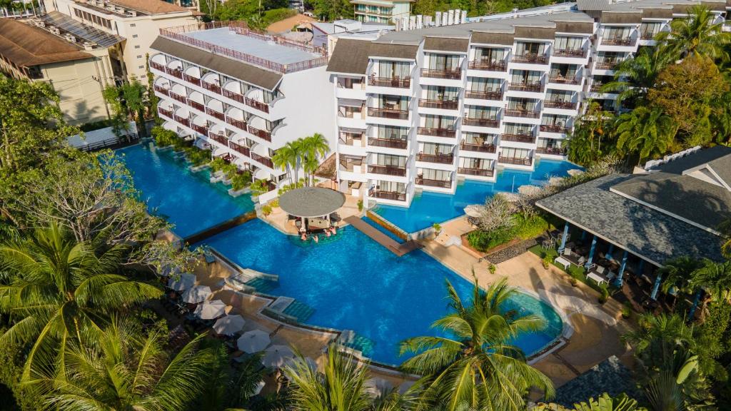 een luchtzicht op een hotel met een zwembad bij Krabi La Playa Resort - SHA Plus in Ao Nang Beach