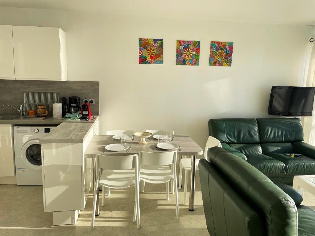 Photo de la galerie de l'établissement Bel appartement T3 lumineux à 50m de la plage pour 5 personnes - Saint-Jean-de-Monts - FR-1-323-311, à Saint-Jean-de-Monts