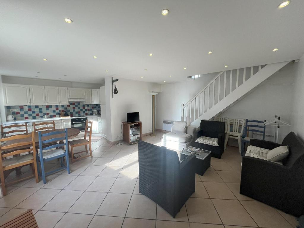 un salon avec une cuisine et une salle à manger dans l'établissement Maison moderne 3 chambres à 250m de la plage et des commerces, Les Sables-d'Olonne - FR-1-197-589, à Les Sables-dʼOlonne