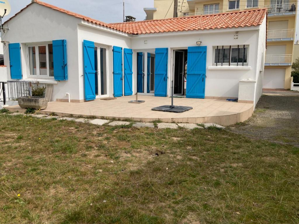 Photo de la galerie de l'établissement Maison tout confort à 100m de la plage, jardin, parking, proche commerces - Saint-Jean-de-Monts - FR-1-323-500, à Saint-Jean-de-Monts