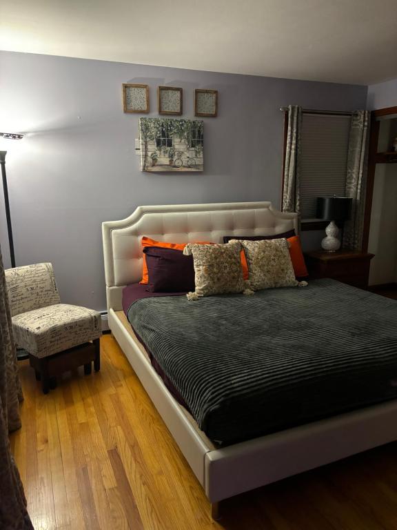 um quarto com uma cama grande e uma cadeira em Jays Ranch Hamden em Hamden