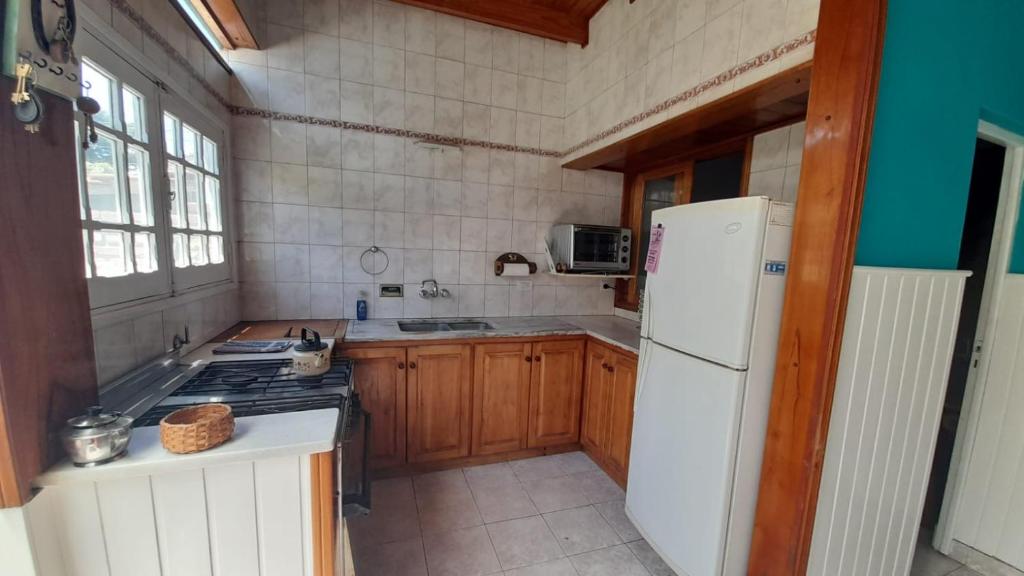 uma cozinha com um frigorífico branco e um fogão em El Fortin em Mar del Plata