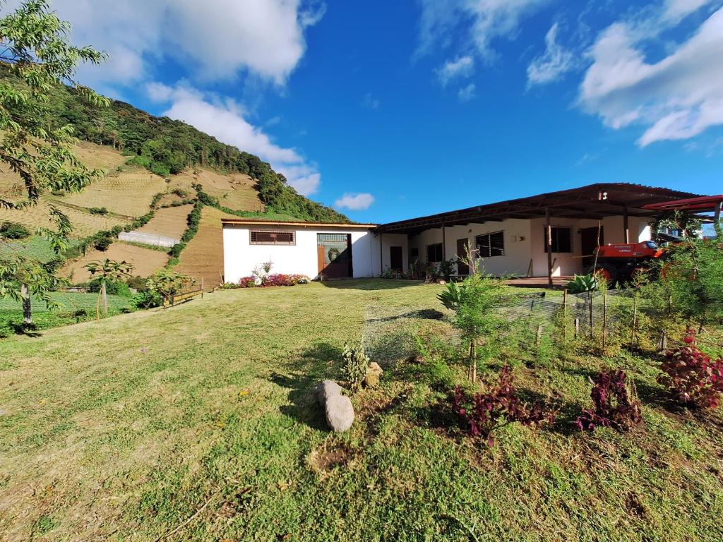 une maison sur le flanc d'une colline dans l'établissement Las Nubes Hostal, 