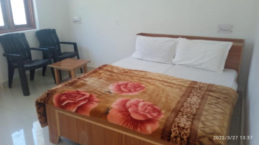 Un dormitorio con una cama con flores. en Rishikesh by prithvi yatra hotels dharmshala en Rishīkesh