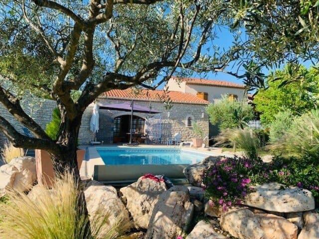 una casa con piscina en un patio en Les Hauts de Cassagnas, en Saint-Julien-de-Cassagnas
