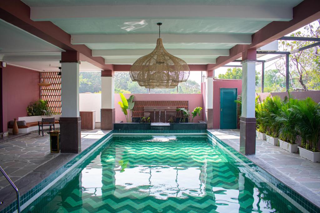 una piscina en medio de una casa en Casa Blanca Lakecity, en Udaipur