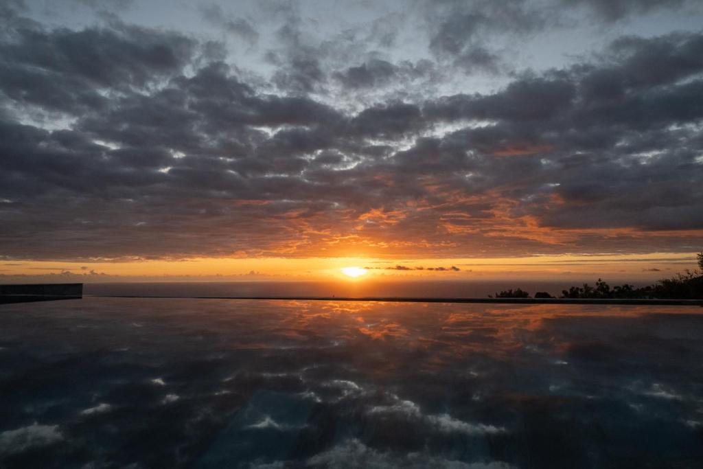 un coucher de soleil sur une étendue d'eau dans l'établissement Mahot, à Petite Île