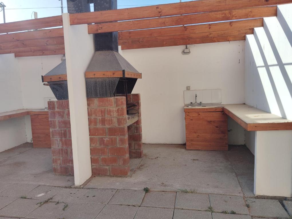 una cocina al aire libre con fogones en un edificio en Departamente 2 habitaciones 2 baños a pasos playas supermercado y plaza de armas, en La Serena