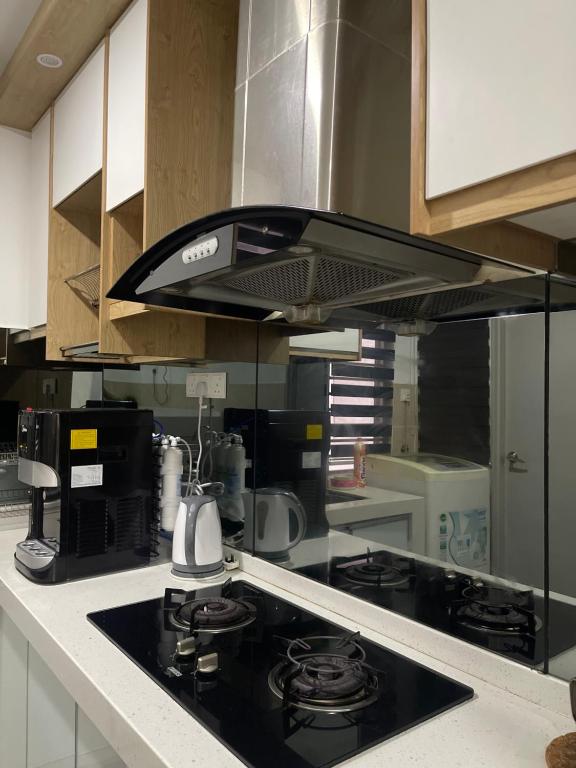 Kuchyň nebo kuchyňský kout v ubytování Sofiamuslim Homestay Putrajaya- Near Alamanda Mall & Federal Government Administrative Centre Kompleks ABCDEF