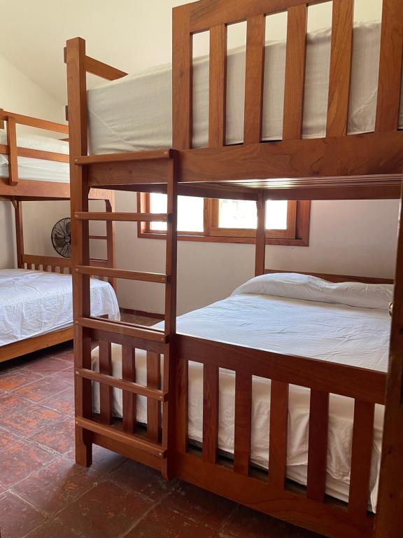 a bunk bed room with two bunk beds at Vikinga casa de playa in Monte Gordo