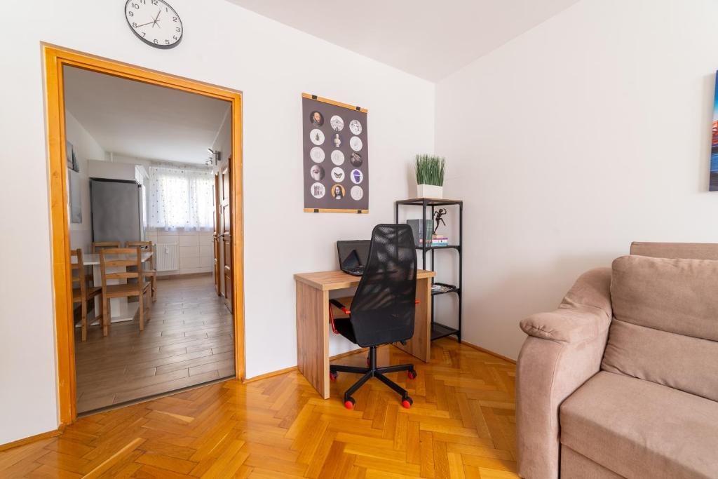 Część wypoczynkowa w obiekcie Comfort 14 -- Stylish City Apartment Netflix, Wi-Fi & Parking