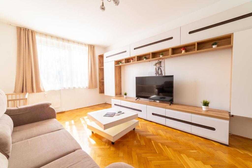 Telewizja i/lub zestaw kina domowego w obiekcie Comfort 14 -- Stylish City Apartment Netflix, Wi-Fi & Parking