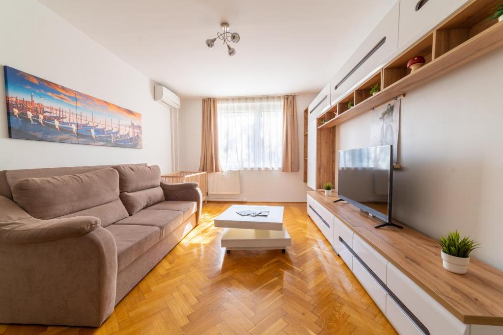 Telewizja i/lub zestaw kina domowego w obiekcie Comfort 14 -- Stylish City Apartment Netflix, Wi-Fi & Parking