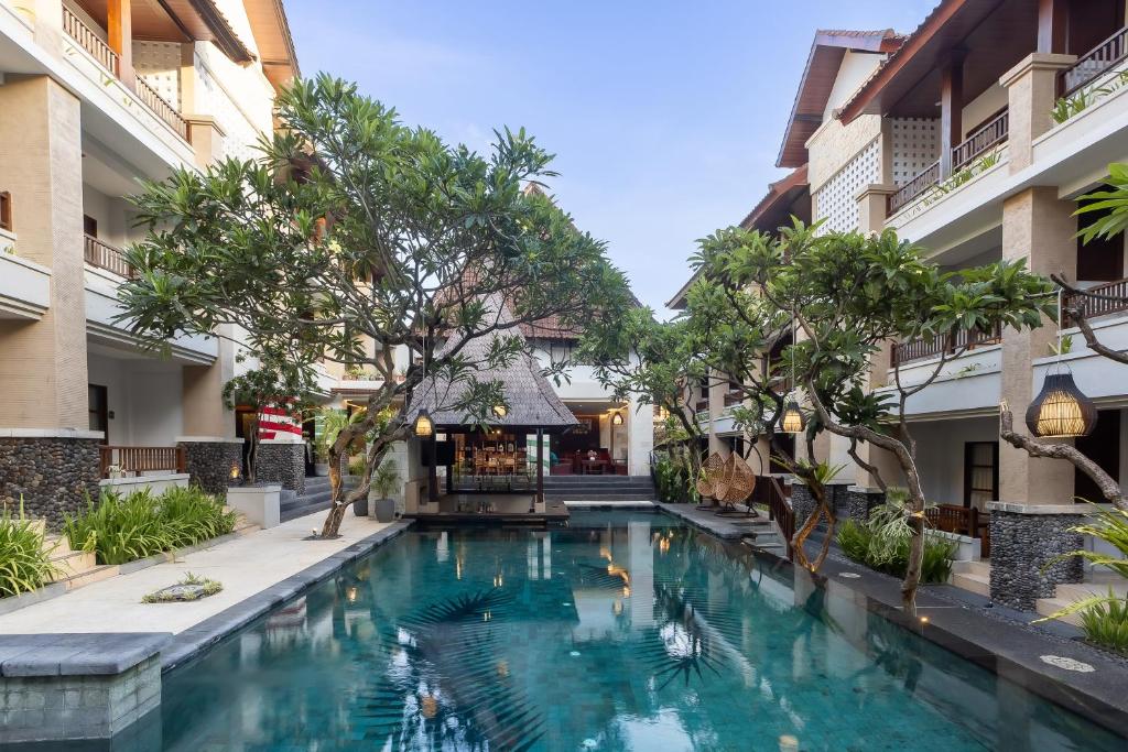 una piscina en medio de un edificio en Fourteen Roses Beach Hotel, en Legian