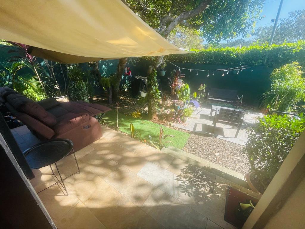 - une vue sur le jardin avec une tente dans l'établissement Peace and love house, à Santa Cruz