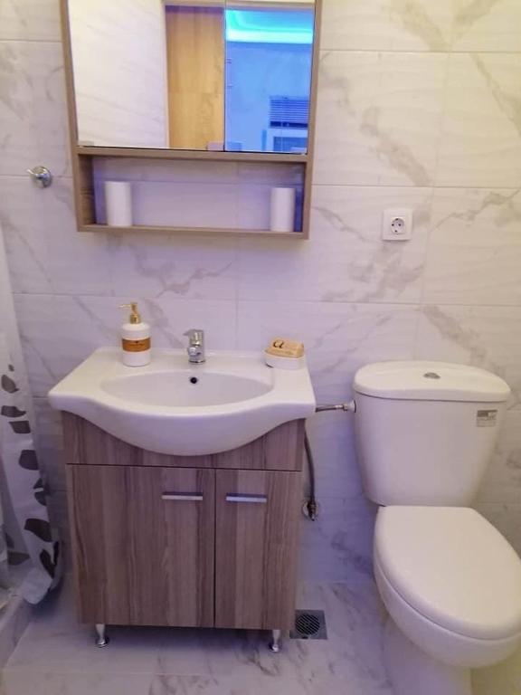 A bathroom at Casagrande Studio