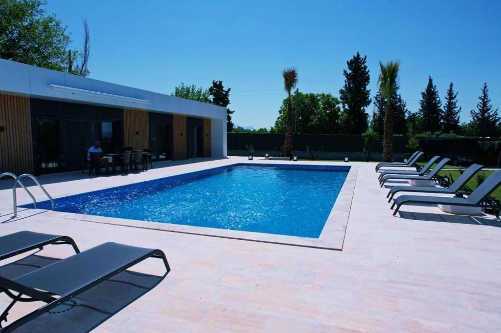 Bazén v ubytování Villa Turunç 1 nebo v jeho okolí