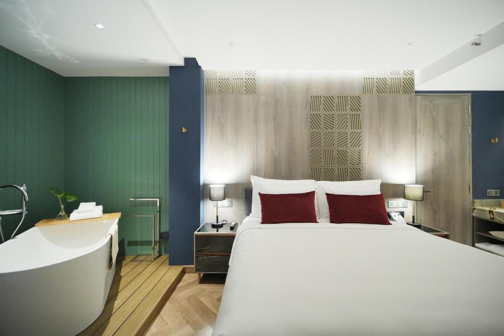 
Ratree Superior Corner Room-Free Boat & Tuk Tuk Transfer
