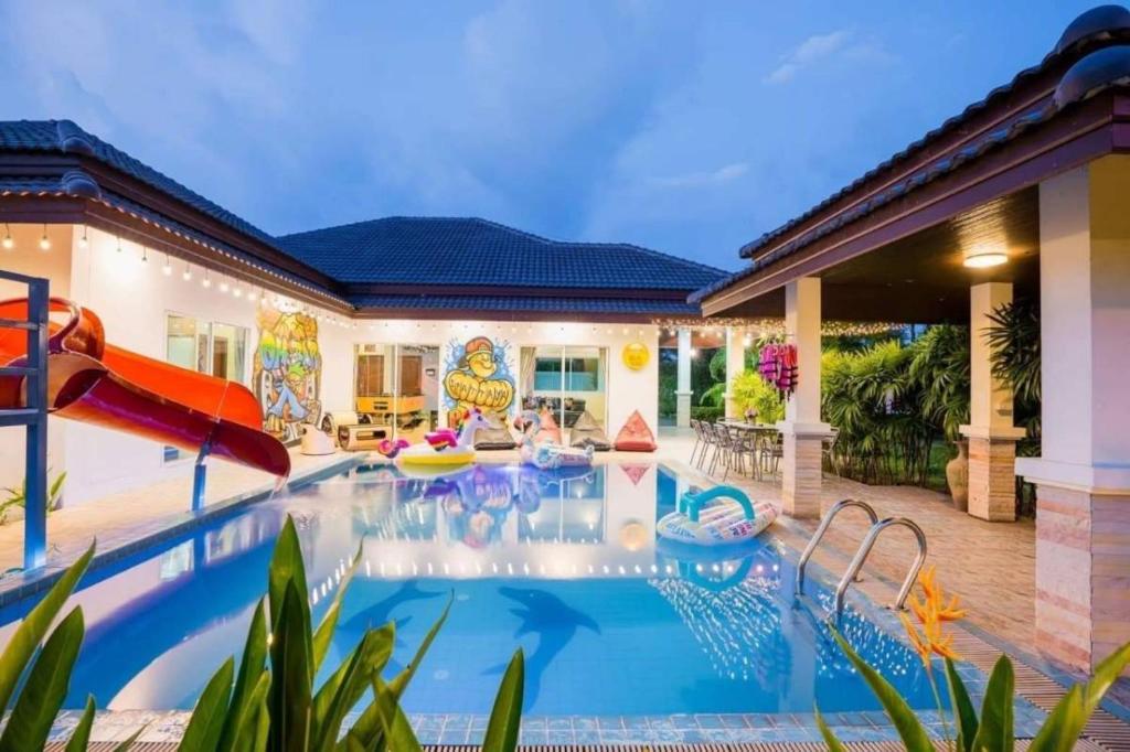 Ban Map Fakthong的住宿－Unique Pool Villa Resort，一座房子里一个带水滑梯的游泳池