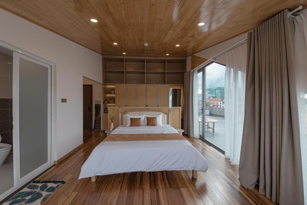 Postel nebo postele na pokoji v ubytování Jodi Dalat Hotel