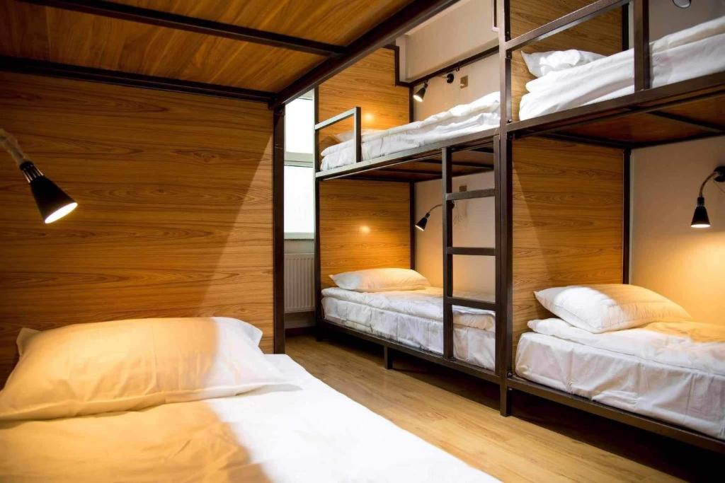Poschodová posteľ alebo postele v izbe v ubytovaní Eternal Sky Tour