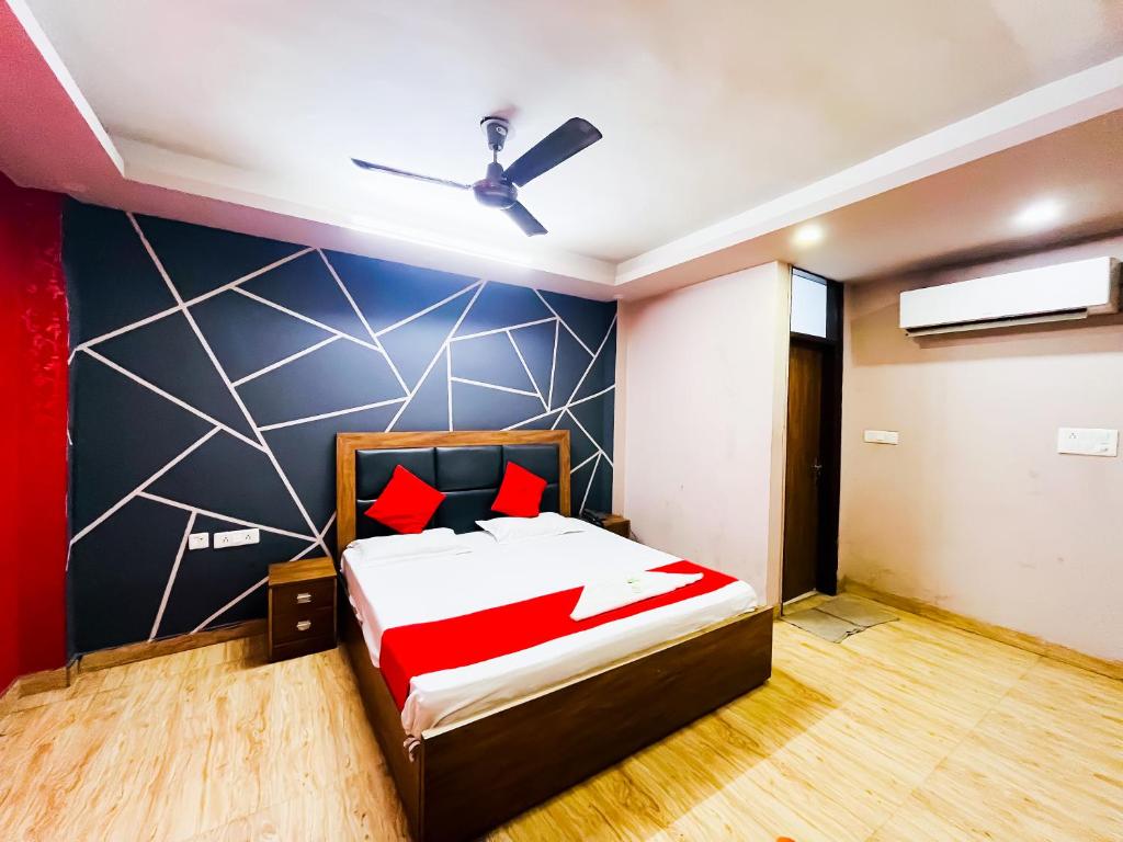 een slaapkamer met een bed en een plafondventilator bij The Nizamuddin palace in New Delhi