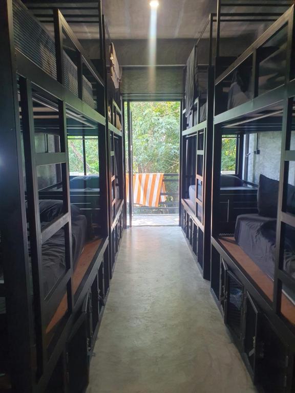 Palanda nebo palandy na pokoji v ubytování Deishaview Jungle Hostel