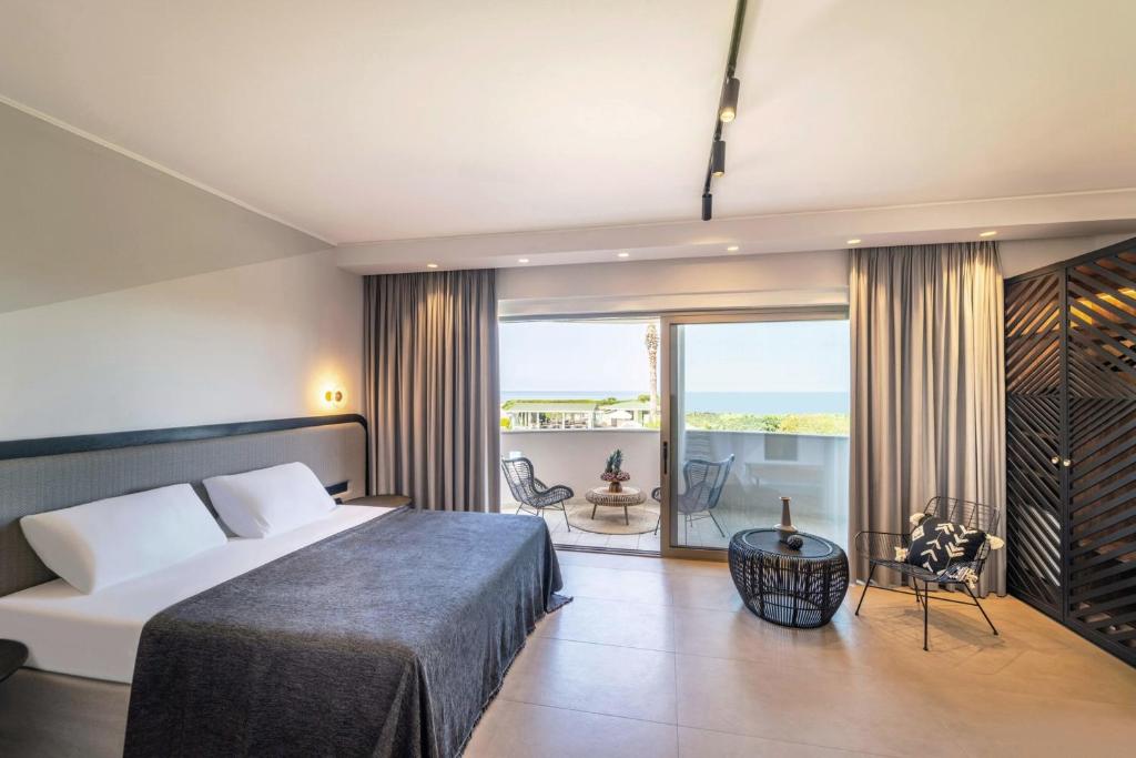 Postel nebo postele na pokoji v ubytování San Giovanni Beach Resort and Suites