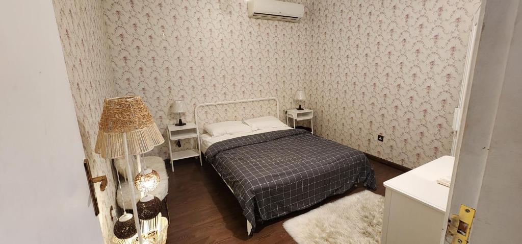 شالية منتجع ارض السعادة 1 في أبحر: غرفة نوم صغيرة بها سرير ومداخلة ليلتين