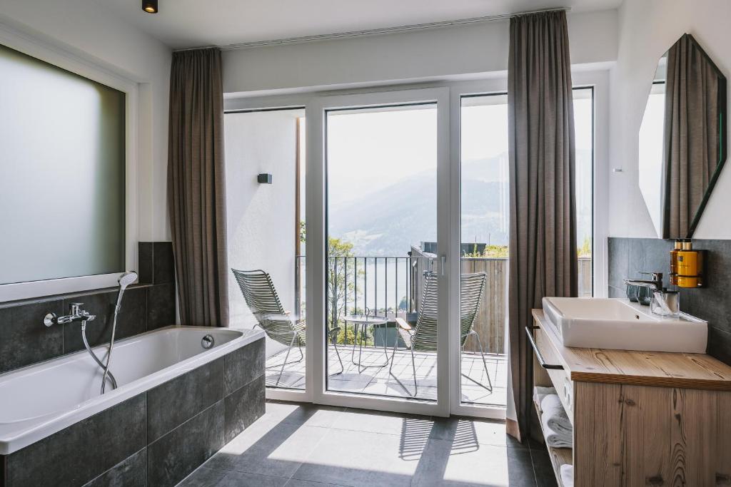 Nikolaus by AvenidA Panoramic Wellness Suites - 14