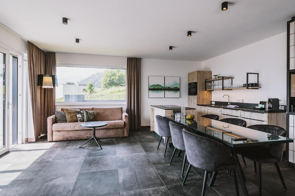 Nikolaus by AvenidA Panoramic Wellness Suites - 11