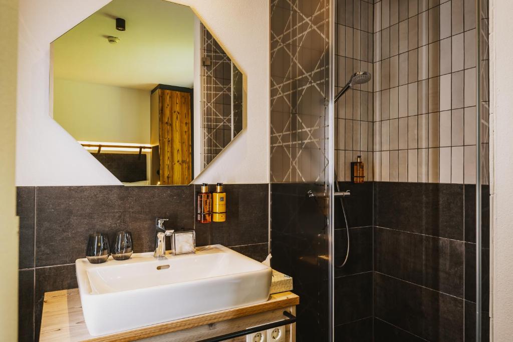 Nikolaus by AvenidA Panoramic Wellness Suites - 17