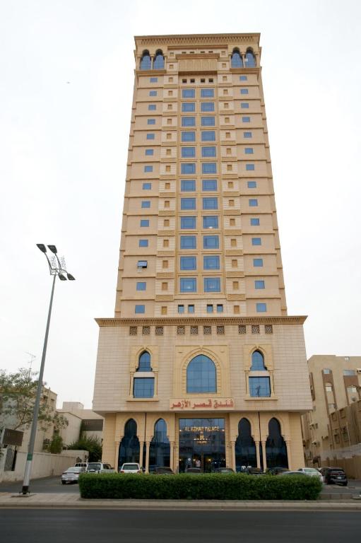 a tall building with a clock tower on top of it at فندق قصر الأزهر - Al-Azhar Palace Hotel in Mecca