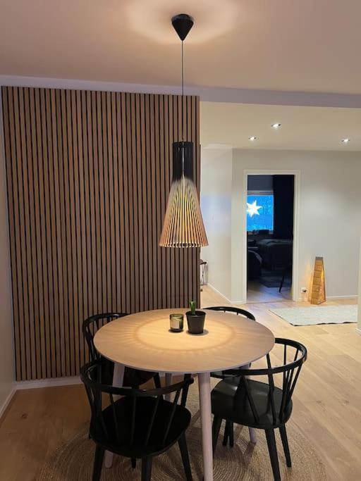 - une table avec des chaises et une lampe dans le salon dans l'établissement Vaasa central apartment, à Vaasa
