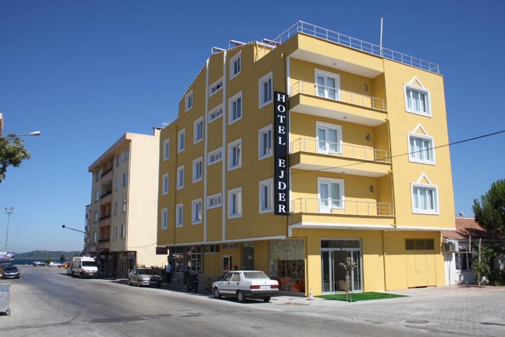 un edificio amarillo al lado de una calle en Hotel Ejder, en Eceabat