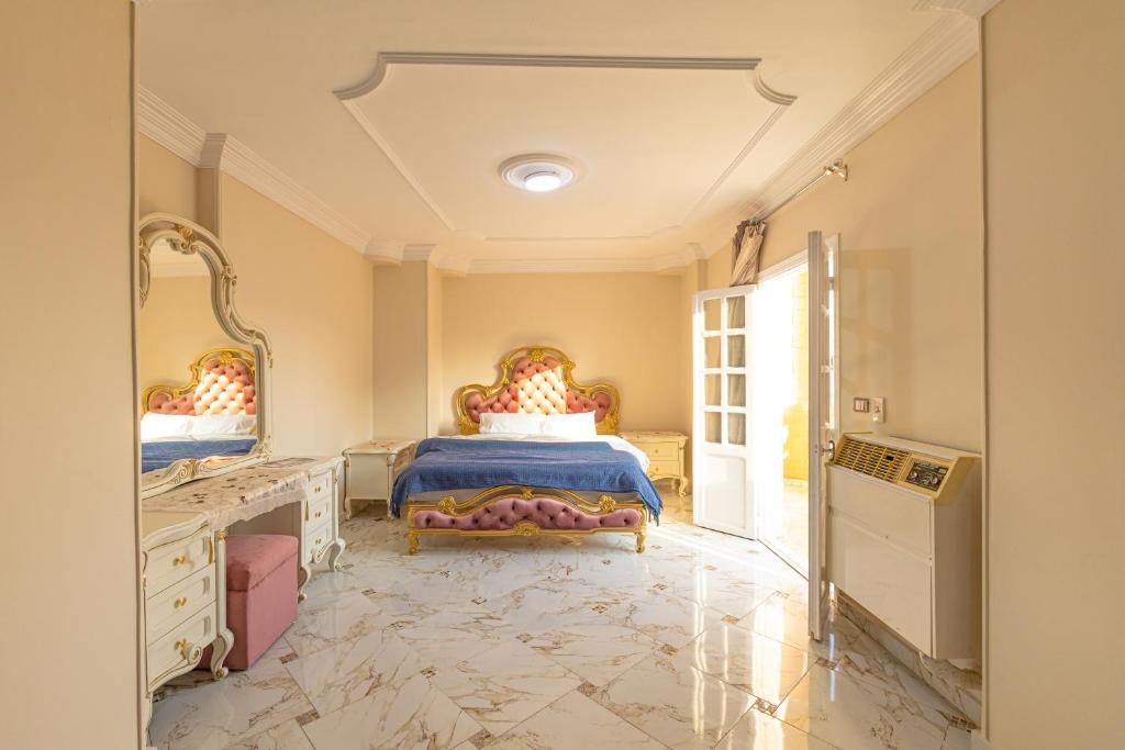 Postel nebo postele na pokoji v ubytování Chez l'ami hotel