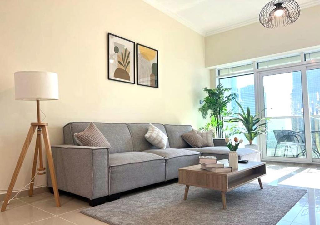 Χώρος καθιστικού στο Lake View 1BR Apt Balcony & Near DMCC Metro